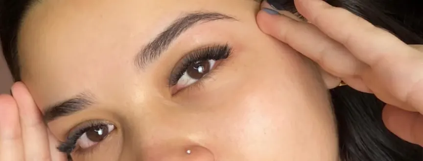 Olhos de cliente com extensão de cílios efeito Fox 4D